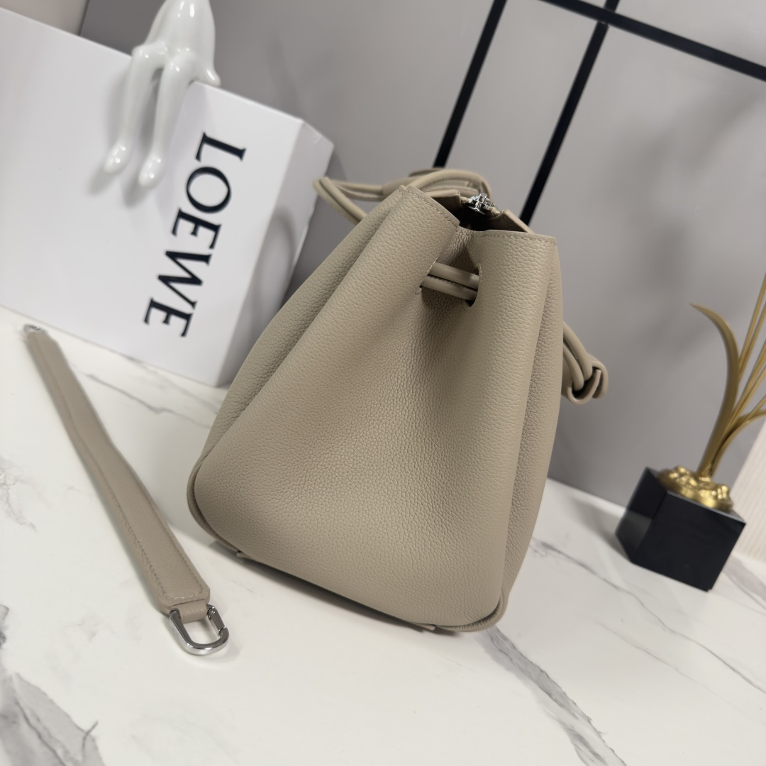 罗家🌟新款🆕中号柔软颗粒牛皮革 Madrid 手袋Madrid 具有柔软的结构感梯形造型，采用角撑设计，