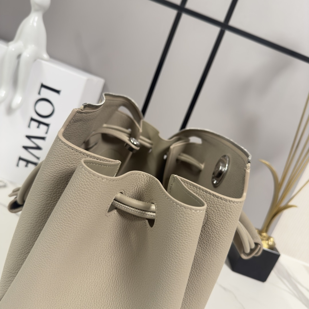 罗家🌟新款🆕中号柔软颗粒牛皮革 Madrid 手袋Madrid 具有柔软的结构感梯形造型，采用角撑设计，