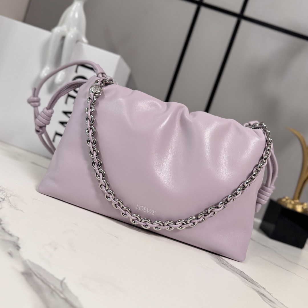 NO:618149,LOw Soft Nappa Lamb Leather Flamenco Purse Lucky Bag features pleated design and key details such as the signature knot on the side. Fashionable and versatile, it can be carried as a clutch, worn over the shoulder with a donut chain, or worn cross-body with a leather strap. This version is made of soft Nappa sheep leather. Can be worn on the shoulder, crossbody or by hand*Removable and adjustable leather shoulder strap*Removable donut chain charm*Anagram Engraved pebble pattern * Low-key magnetic buckle closure * Suede lining hot stamping or silver * (matching metal chain and extended leather shoulder strap) Model 012403 Size30*10.5*20CM (with full set of packaging), new style      Metal chain Sheepskin (snake skin) lucky bag, handbag, sheepskin, snakeskin19860909LOw柔软纳帕羊皮革 Flamenco Purse 福袋 采用褶皱设计,侧面搭配标志性绳结等关键细节.款式时尚百搭,可作为手拿包携带,亦可搭配甜甜圈链条肩背,或搭配皮革肩带斜挎.此版本采用柔软纳帕羊皮革制成.可肩背、斜挎或手提*可拆卸可调节皮革肩带*可拆卸甜甜圈链条饰*Anagram 镌刻卵石纹*低调的磁扣开合*绒面革衬里烫金或烫银*(配套金屬鏈條加长皮肩帶） 型号012403 Size30*10.5*20CM（配全套包装）,新款     金屬鏈條 羊皮（蛇皮）福袋,handbag,sheepskin,sna,Bag