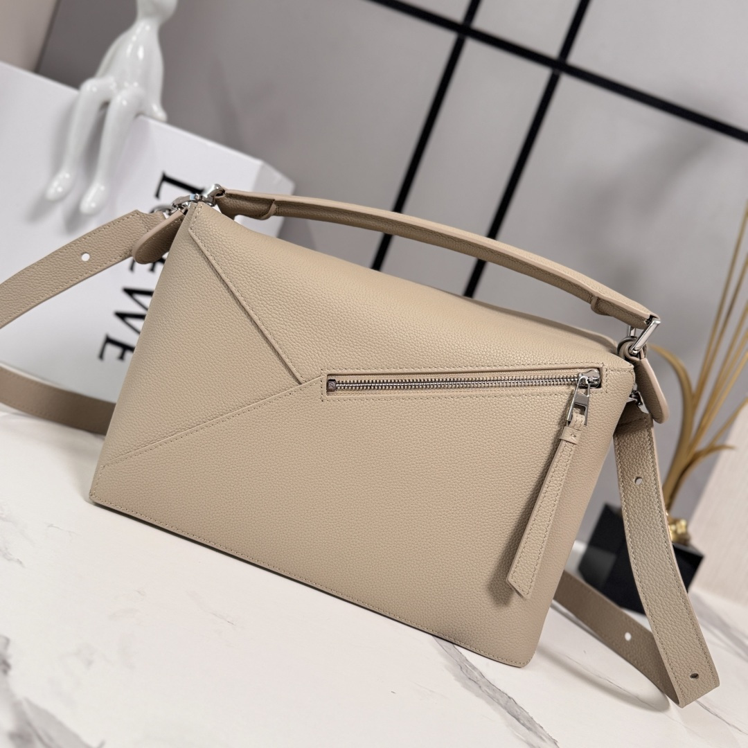 L⊚℮w℮🌟 新色🆕中号粒面牛皮革Puzzle 手袋🌟🆕首次亮相手提包*长方体形状和精确的切割技术创造了