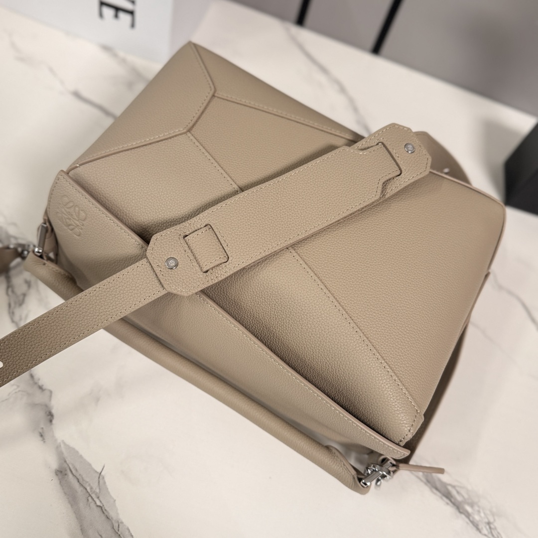 L⊚℮w℮🌟 新色🆕中号粒面牛皮革Puzzle 手袋🌟🆕首次亮相手提包*长方体形状和精确的切割技术创造了