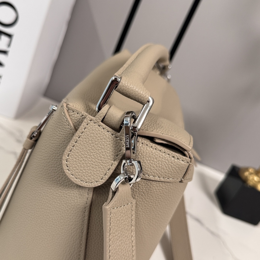 L⊚℮w℮🌟 新色🆕中号粒面牛皮革Puzzle 手袋🌟🆕首次亮相手提包*长方体形状和精确的切割技术创造了