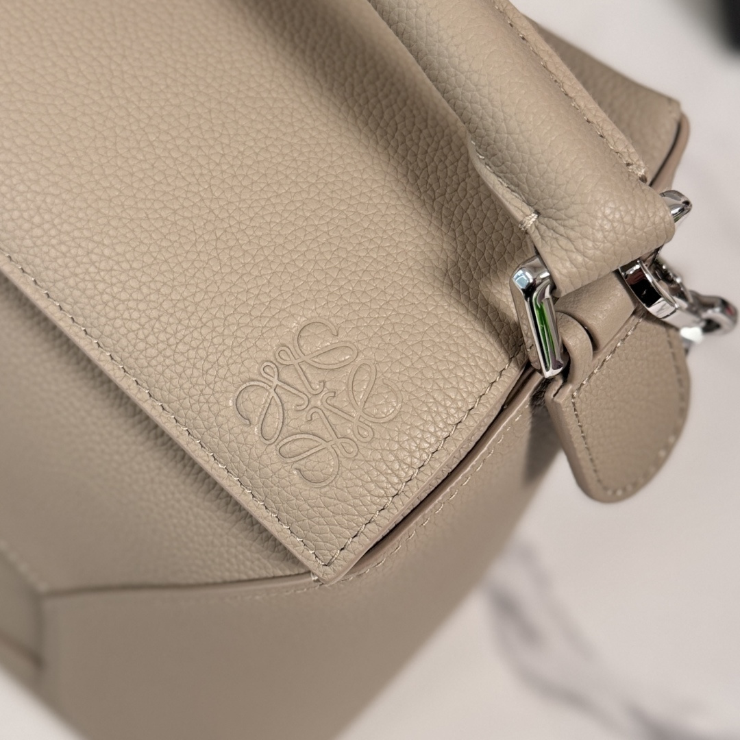 L⊚℮w℮🌟 新色🆕中号粒面牛皮革Puzzle 手袋🌟🆕首次亮相手提包*长方体形状和精确的切割技术创造了