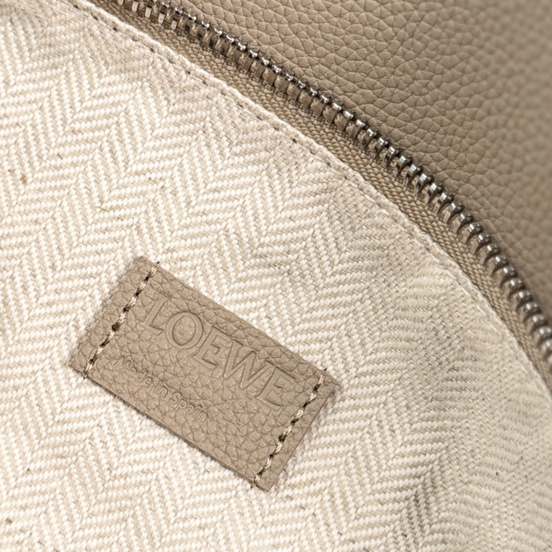 L⊚℮w℮🌟 新色🆕中号粒面牛皮革Puzzle 手袋🌟🆕首次亮相手提包*长方体形状和精确的切割技术创造了