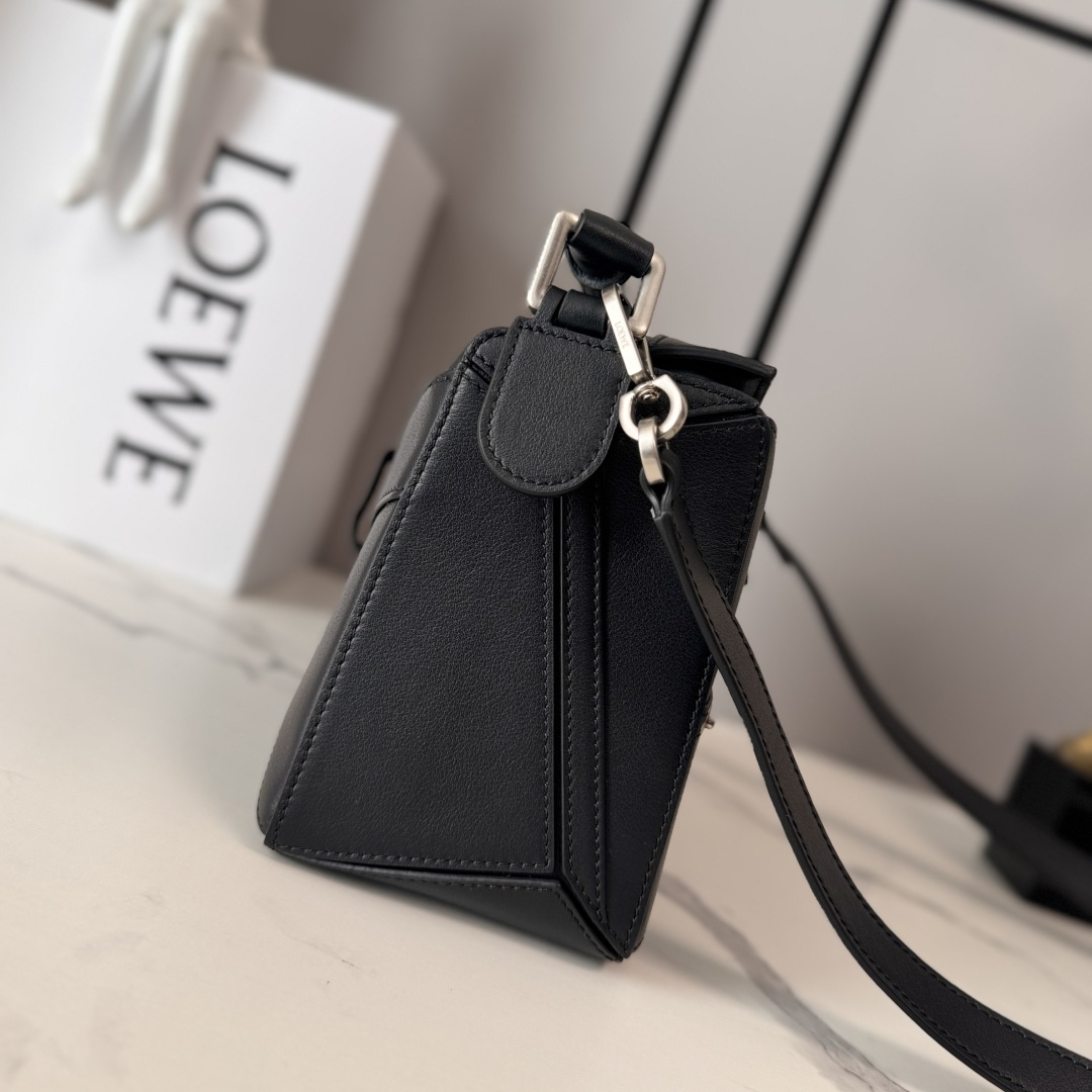 罗家🌟新款 🆕小号亮面牛皮革Panta Puzzle 手袋Puzzle 以别具一格的几何线条勾勒长方体造