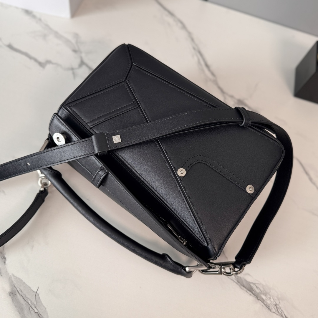 罗家🌟新款 🆕小号亮面牛皮革Panta Puzzle 手袋Puzzle 以别具一格的几何线条勾勒长方体造