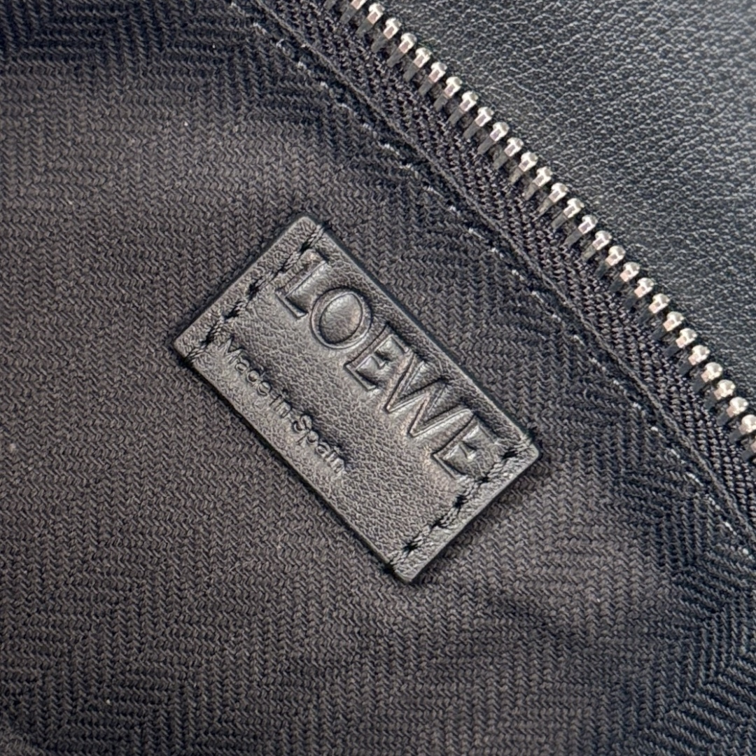 罗家🌟新款 🆕小号亮面牛皮革Panta Puzzle 手袋Puzzle 以别具一格的几何线条勾勒长方体造