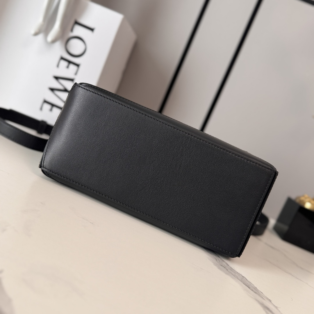 罗家🌟新款 🆕小号亮面牛皮革Panta Puzzle 手袋Puzzle 以别具一格的几何线条勾勒长方体造