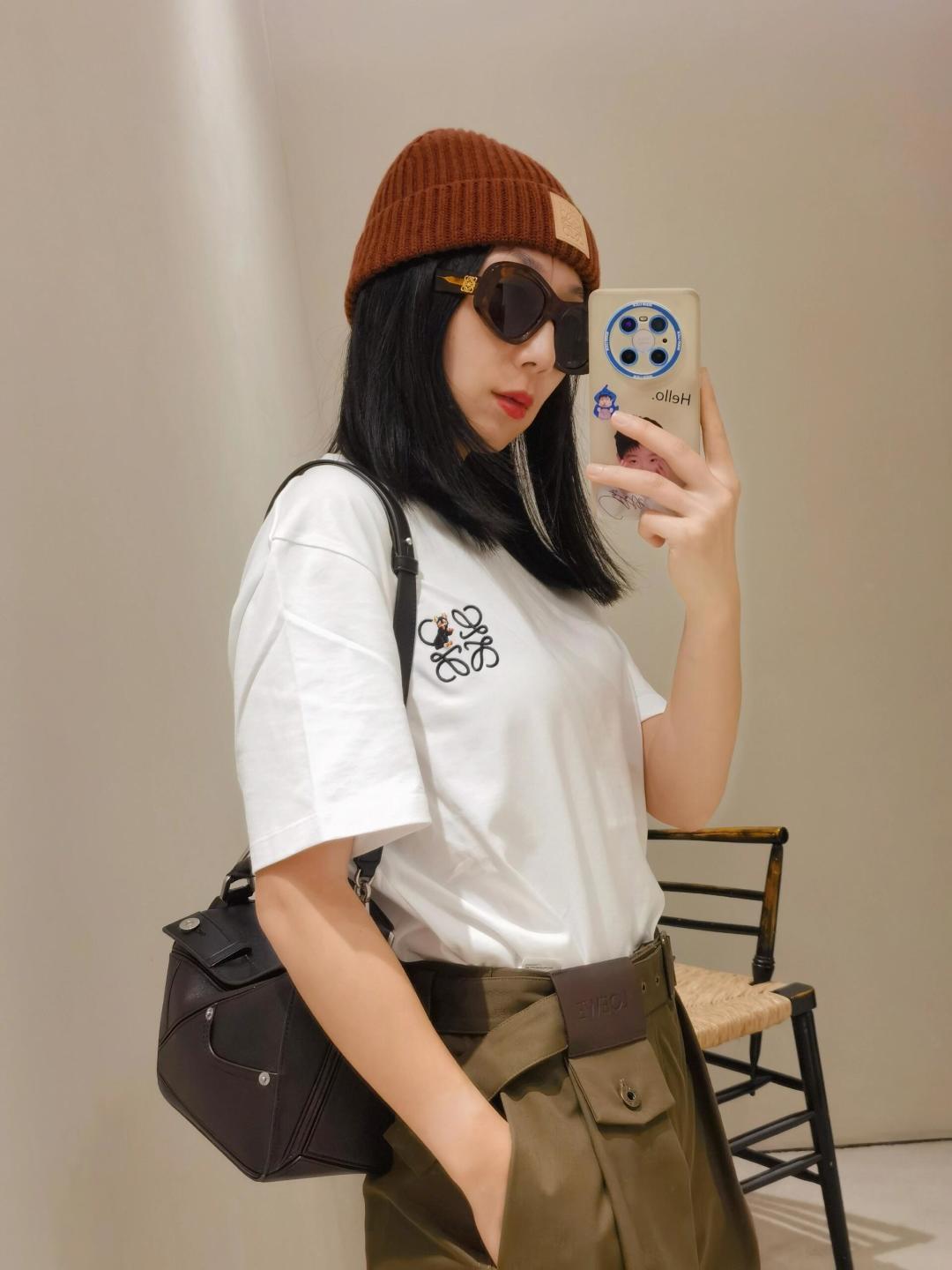 NO:639409,The classic geometric splicing design of the Luojia cowhide poster model uzzle is amazing. The cowhide texture is soft and crisp, and the black color is gentle and versatile. It can be used for commuting and dating, and there is a walking fashion blogger on your back!  , motorcycle bag (Puzzle Biker), loewe, cowhide19860909罗家牛皮海报款uzzle 经典几何拼接设计太绝了.牛皮质感软糯又挺括,黑色温柔又百搭,通勤约会都能hold住,背上就是行走的时尚博主！,机车包（Puzzle Biker）,loewe,cowhide,Bag