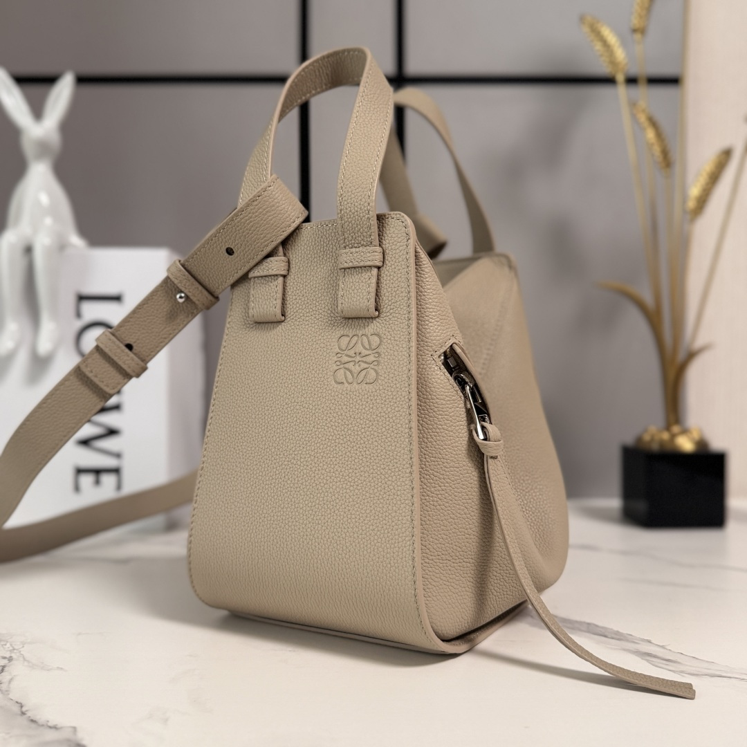 NO:639414,Lw Soft Grained Cow Leather Compact Hammock Bag (New Size) New Version Hammock Bag is a versatile bag with a soft side body that releases the sides to change shape* This new compact version is crafted in soft grained cowhide * Shoulder, cross-body, hand carry or carried by top handle* Detachable adjustable shoulder strap* Internal hook closure * Two internal slip pockets * Can be customized with shoulder straps and personalized charms * One external zip pocket  *With Anagram herringbone cotton sail lining. size20*19*14 model 652235 (with full package), new model (hammock bag) compact Hammock    ,cowhide19860909Lw 柔软粒面牛皮革 紧凑Hammock手袋（新尺寸） 新版本吊床包 是一款带有柔软侧面包身的多功能手袋,可释放侧面来改变形状*这个全新的紧凑版本采用柔软粒面牛皮革制成*肩背、斜挎、手拎或通过顶部提手携带* 可拆卸 可调节肩带* 内部钩扣封口 *两个内部插袋*可以使用肩带和个性化挂饰进行定制 *一个外部拉链口袋 *带有Anagram人字纹棉帆里衬. size20*19*14 型号652235（配全套包装）,新款（吊床包）紧凑Hammock    ,c,Bag