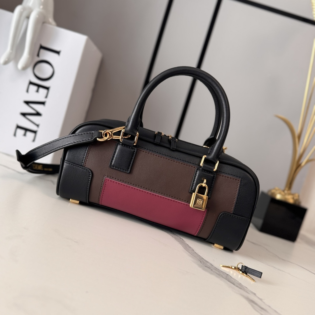 NO:639415,LOw New Mini Amazona 23 Cropped Handbag *Bowling Bag Latest Size Born in the 1975s, the Amazona handbag is reshaped into a slender baguette proportion, continuing the iconic Amazon logo. This version is made of Nappa cow leather *Equipped with a small padlock as a new icon to match the modern lifestyle where electronic devices are often stored in the bag*And the design is updated with double zippers for easy opening and closing*Tubular leather handles and retro corner details*Cross-body shoulder carry  *The compact bag shape reveals a playful college style. Model 062417 Size: 23*10*11CM (with full set of packaging), new Amazona handbag, cowhide19860909LOw新款 迷你 Amazona 23 Cropped 手袋 *保龄球包最新尺寸 诞生于1975年代Amazona手袋重塑为修长法棍比例,延续标志性Amazona标识,这个版本采用纳帕牛皮革制成*配有小挂锁作为新图标以配合电子设备经常存放在包中的现代生活方式*并且设计更新为双拉链,方便打开和关闭*管状皮革提手和复古包角细节*斜挎肩背手拎 *小巧包型流露出俏皮学院风格. 型号062417 Size:23*10*11CM（配全套包装）,新款Amazona手袋,cowhide,Bag