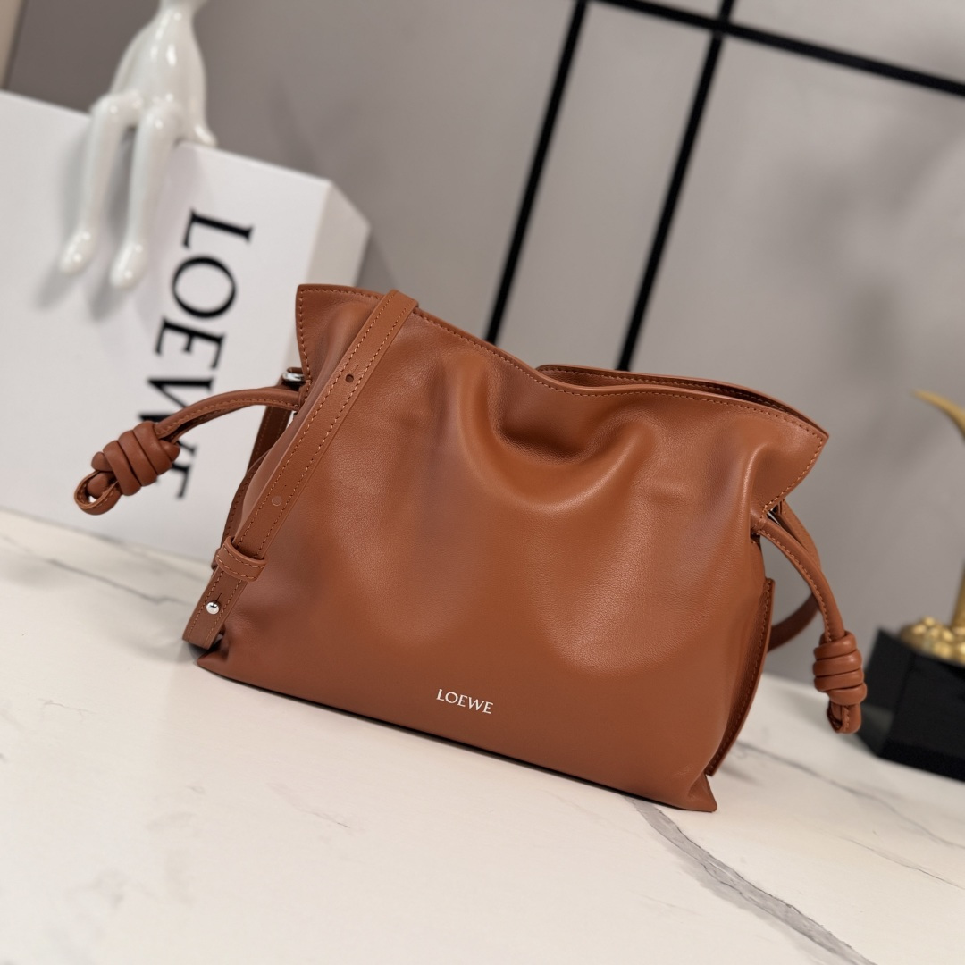 NO:639435,Lw new version Nappa cowhide leather Flamenco lucky bag clutch. It is tightened with a drawstring and tied with the iconic coiled knot. Made of high-quality soft calfskin. The Flamenco can hold, for example, a small wallet, mobile phones of all sizes or an A5 notebook* 0.5 liter capacity bottle and sunglasses* 'Shoulder' to wear cross-body or in hand* Detachable and adjustable shoulder strap* Plain magnetic buckle closure  *Low-profile magnetic buckle closure*Golden suede lining lo*ewe hot stamping or hot silver Model 262355 Size: 23*18*9cm (with full set of packaging), Flamenco lucky bag (mini), wallets, handbag, cowhide19860909Lw 新版本 纳帕牛皮革Flamenco 福袋手拿包 采用拉绳收紧 并打上标志性的盘绕结 选用优质柔软小牛皮 Flamenco可以容纳例如一只小号钱包,所有尺寸的手机或一本A5的笔记本* 0.5升的容量的瓶子和太阳镜*“肩背 ”斜挎或手拿*可拆卸和可调式肩带*朴素的磁扣开合 *低调的磁扣开合*金色绒面革衬里lo*ewe烫金或烫银 型号262355 Size:23*18*9cm（配全套包装）,Flamenco福袋（迷你）,wallets,handbag,cowhide,Bag