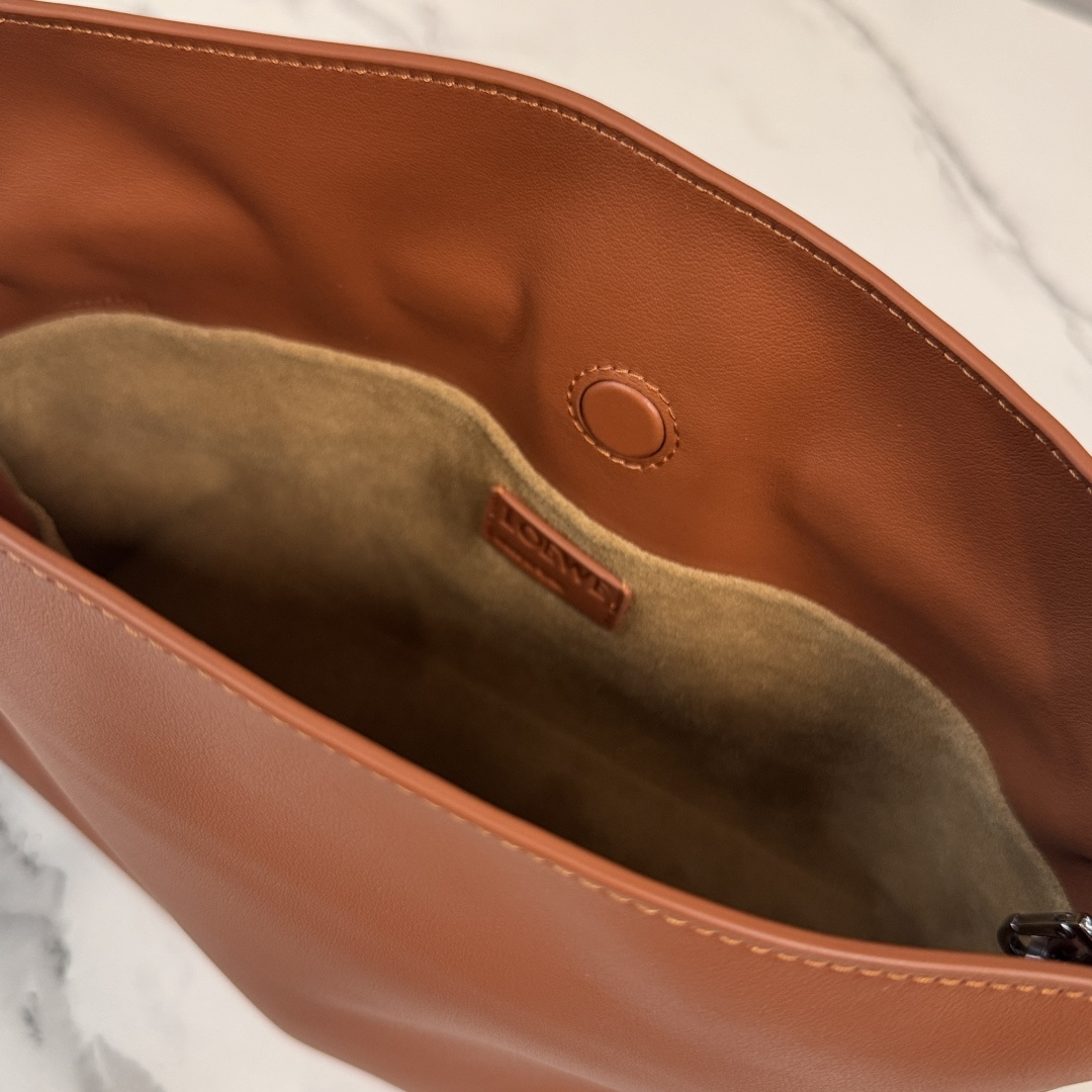 L⊚℮w℮🌟 新版本 纳帕牛皮革Flamenco 福袋🆕手拿包采用拉绳收紧 并打上标志性的盘绕结 选用优