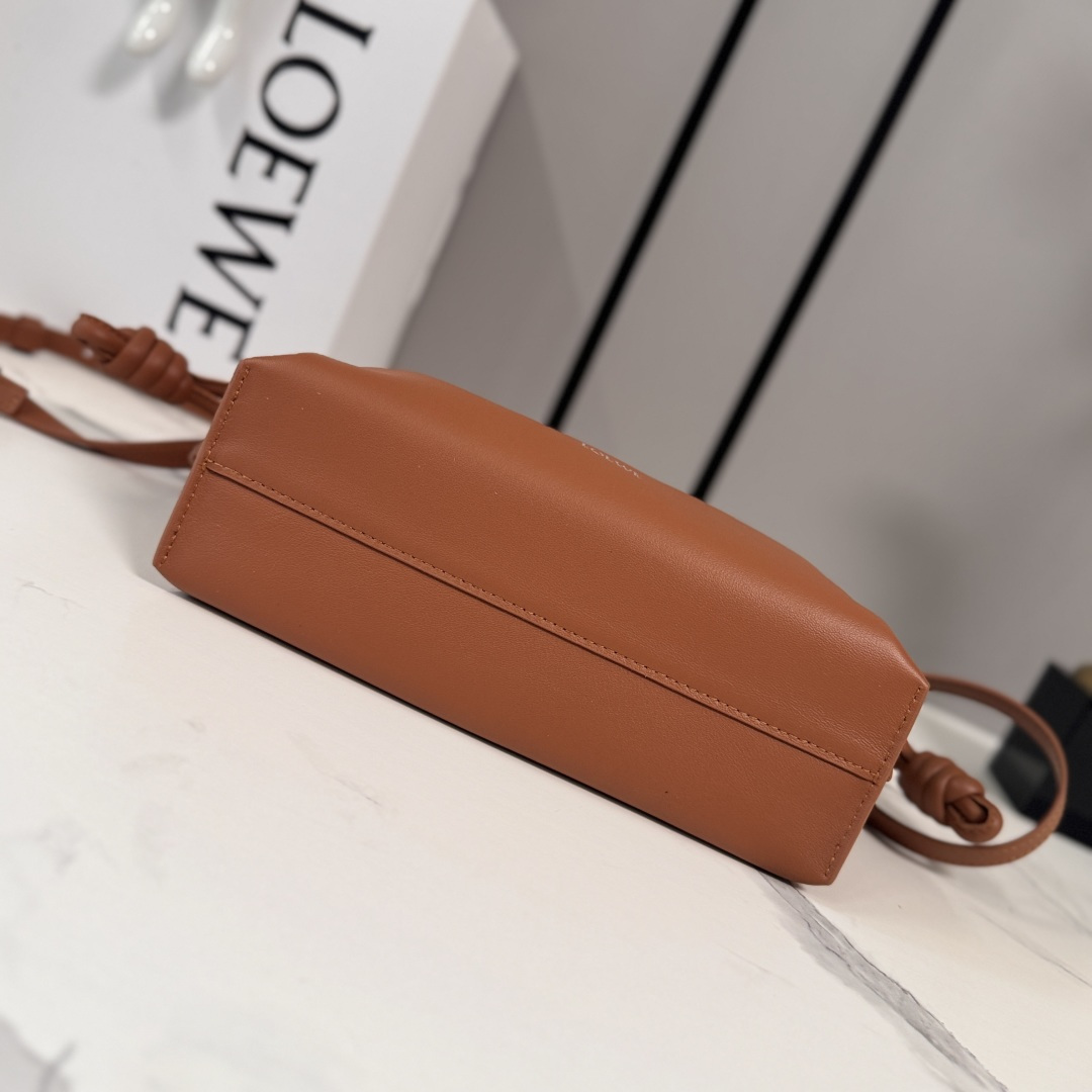 L⊚℮w℮🌟 新版本 纳帕牛皮革Flamenco 福袋🆕手拿包采用拉绳收紧 并打上标志性的盘绕结 选用优