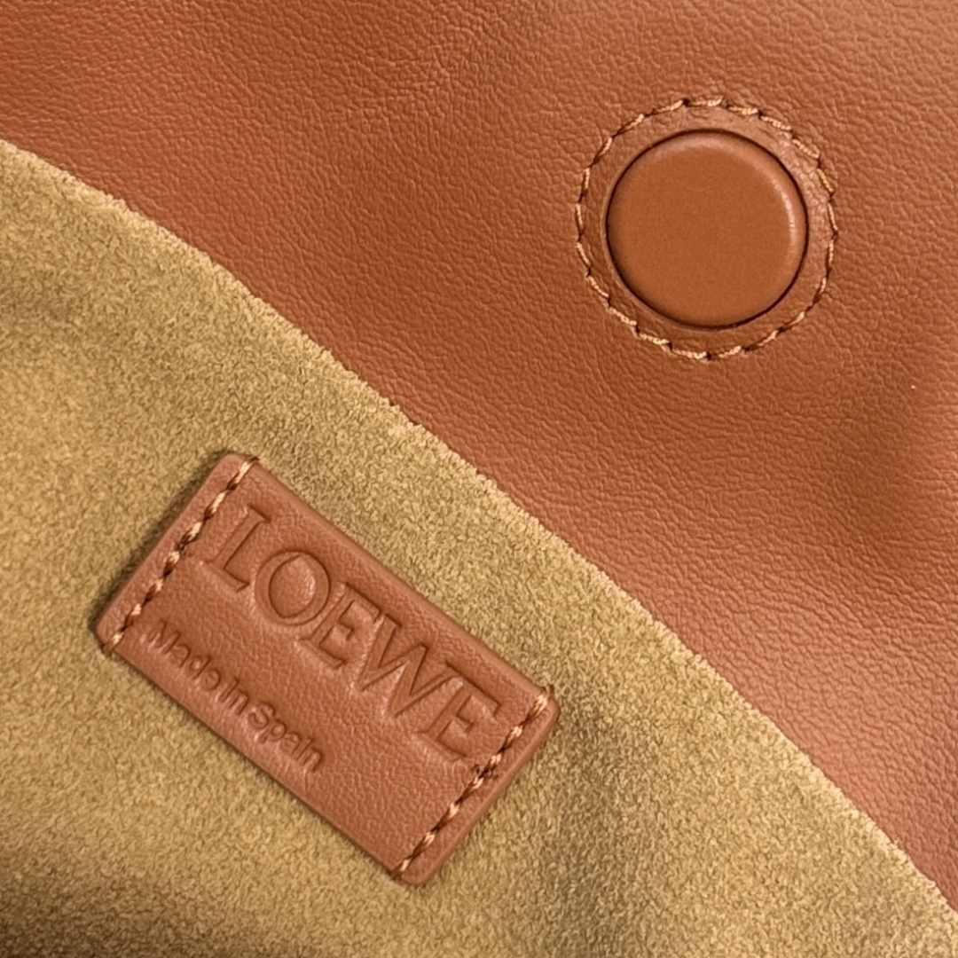 L⊚℮w℮🌟 新版本 纳帕牛皮革Flamenco 福袋🆕手拿包采用拉绳收紧 并打上标志性的盘绕结 选用优