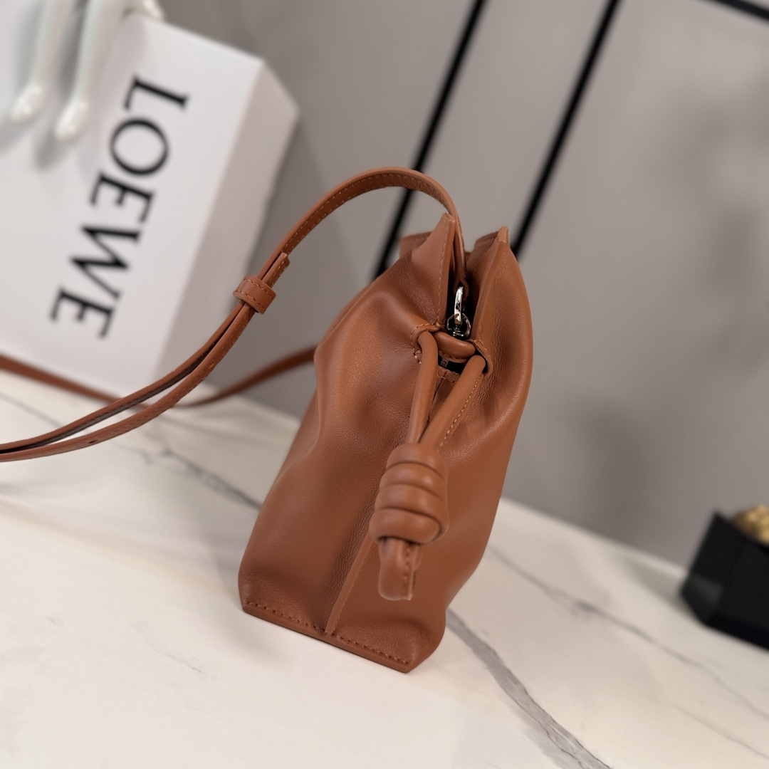 L⊚℮w℮🌟 新版本 纳帕牛皮革Flamenco 福袋🆕手拿包采用拉绳收紧 并打上标志性的盘绕结 选用优