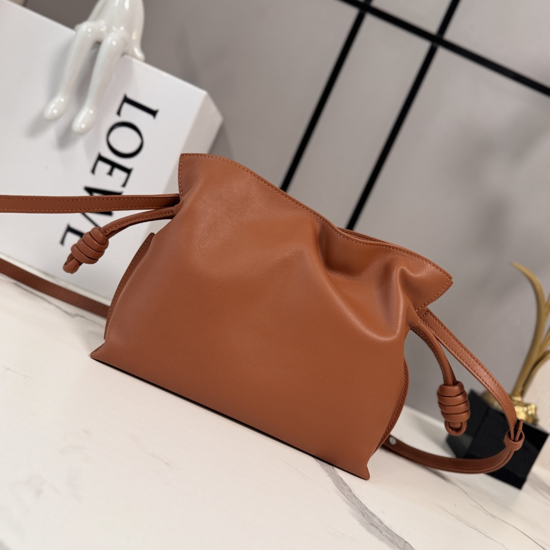 L⊚℮w℮🌟 新版本 纳帕牛皮革Flamenco 福袋🆕手拿包采用拉绳收紧 并打上标志性的盘绕结 选用优