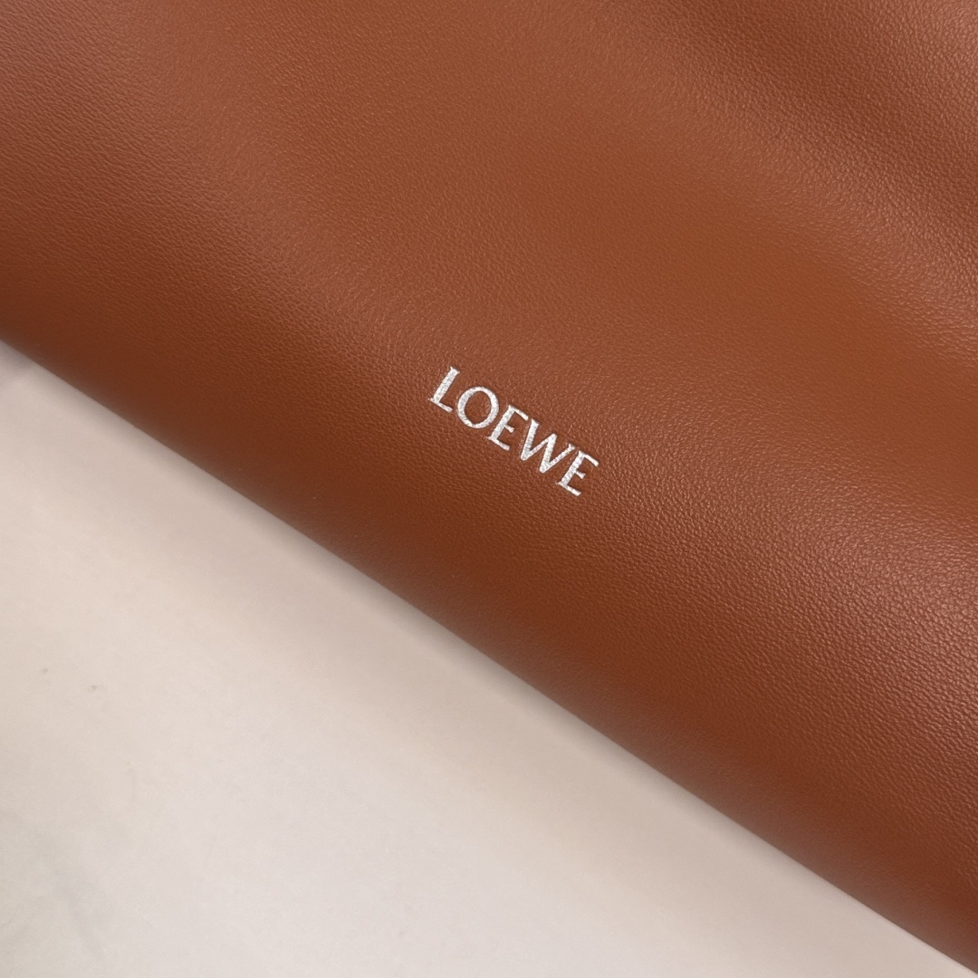 L⊚℮w℮🌟 新版本 纳帕牛皮革Flamenco 福袋🆕手拿包采用拉绳收紧 并打上标志性的盘绕结 选用优