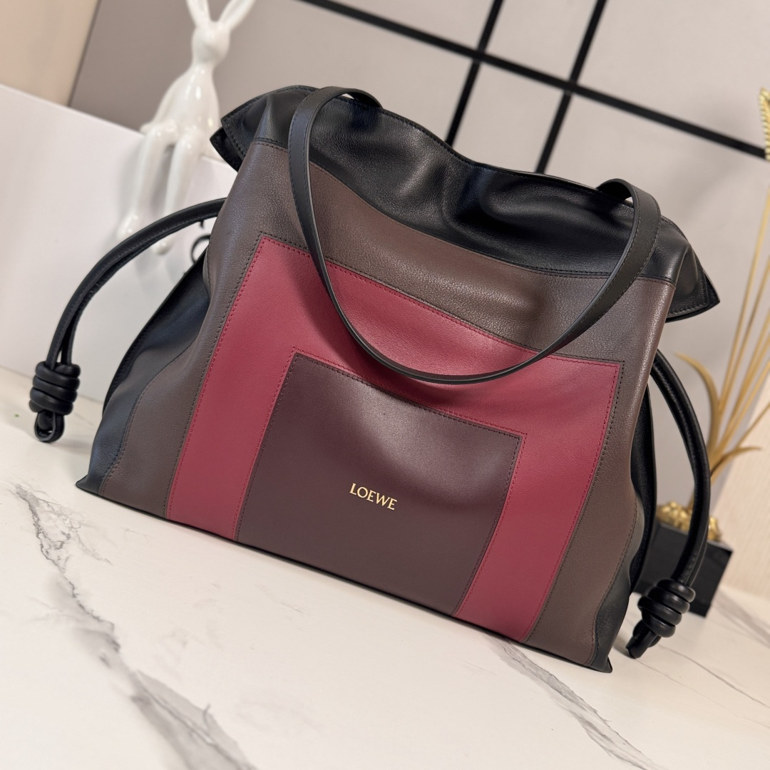 NO:639418,Lw's latest color large Flamenco lucky bag is made of soft material and has a languid style. The drawstring design is decorated with historical knots. This large version is made of nappa cow leather. Made of nappa cow leather, the square intarsia pattern is inspired by Josef Albers's Homage to the Square series. This handbag is a work of LOE**WE×Josef and Anni Albers series. It can accommodate, for example, a large wallet and mobile phones of all sizes.  A laptop * 1 liter capacity water bottle and sunglasses case * Shoulder or hand carry * Magnetic buckle closure * Suede lining * LOE * WE hot stamping or hot silver Model 062352 Large Size: 38 * 29 * 14cm, new large lucky bag Flamenco, loewe, wallets, cowhide19860909Lw 最新配色大号Flamenco 福袋以柔软材质制造就慵懒风格,拉绳设计饰有历史悠久绳结.此大号版本采用纳帕牛皮革制成 采用纳帕牛皮革制成,方形嵌花图案的灵感源自Josef Albers的Homage to the Square系列.这款手袋为LOE**WE×Josef and Anni Albers系列作品.可以容纳例如一只大号钱包,所有尺寸的手机 一台笔记本电脑*1升的容量的水瓶 和太阳镜盒*肩背或手提*磁扣开合*绒面革衬里*LOE*WE烫金或烫银 型号062352大号 Size:38*29*14cm,新款 大号 福袋Flamenco,loewe,wallets,cowhide,Bag