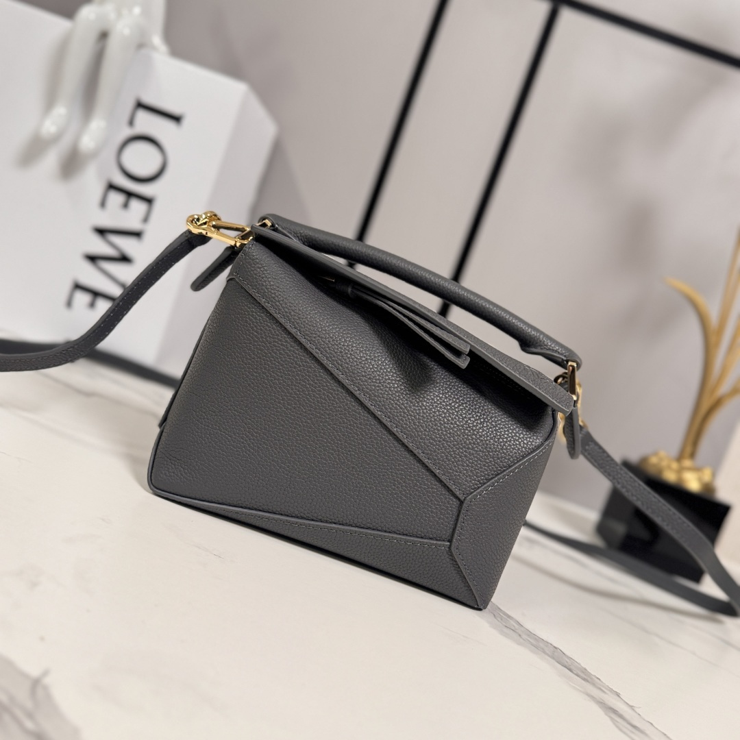 NO:639434,Lw New Version Soft Grained Cow Leather Puzzle Edge Handbag The debut handbag launched by the house* Cuboid shape and precise cutting technology create the Puzzle  Distinctive geometric lines* This mini version is crafted from soft grained calf leather with overlapping edges. The mini Puzzle can hold, for example, a small vertical wallet, most cell phone sizes (up to 6.1 inches) and sunglasses, and can be worn over the shoulder or cross-body* Carry by hand or top handle* Adjustable and removable shoulder strap* One interior slip pocket and one exterior rear zip pocket*Zip closure with cowhide zipper pull*Herringbone cotton canvas lining Anagram embossed  size:18*12.5*8CM model 062312 (with full set of packaging), new Puzzle Edge (mini), wallets, cowhide19860909Lw新版本 柔软粒面牛皮革Puzzle Edge手袋 家推出的首次亮相手提包*长方体形状和精确的切割技术创造了 Puzzle 独特的几何线条*这个迷你版本采用柔软粒面牛皮革制成,饰有重叠边缘.迷你Puzzle可以容纳例如一只小号垂直钱包,大多数尺寸的手机（最大6.1寸）和太阳镜,肩背或斜挎*手拿或顶部提手携带*肩带可调节,可拆卸*一个内部插袋和一个外部后方拉链口袋*拉链开合带牛皮革拉链头*人字纹棉质帆布衬里Anagram 压纹 size:18*12.5*8CＭ 型号062312（配全套包装）,新款Puzzle Edge（迷你）,wallets,cowhide,Bag