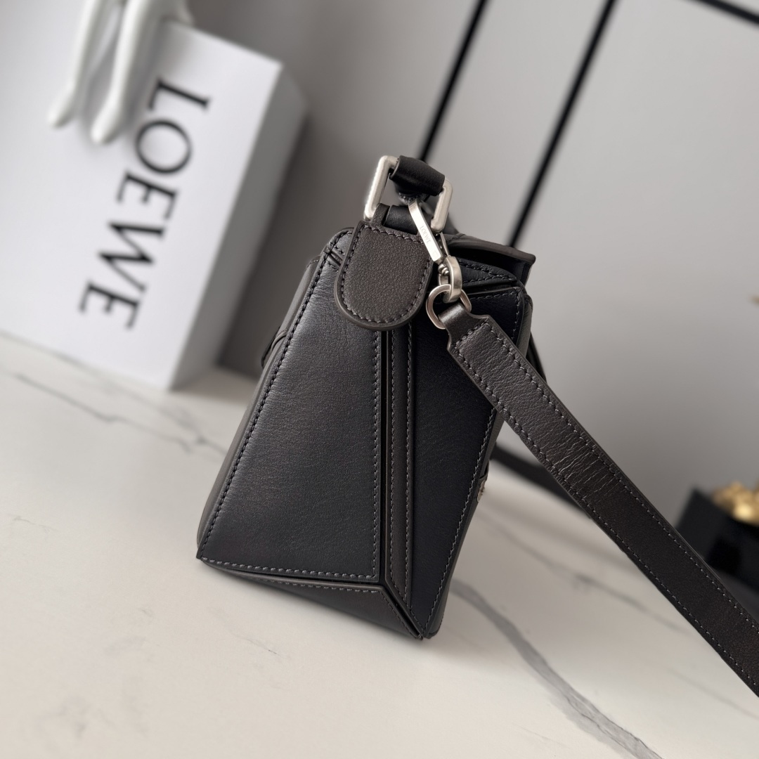 罗家🌟新款 🆕小号亮面牛皮革Panta Puzzle 手袋Puzzle 以别具一格的几何线条勾勒长方体造