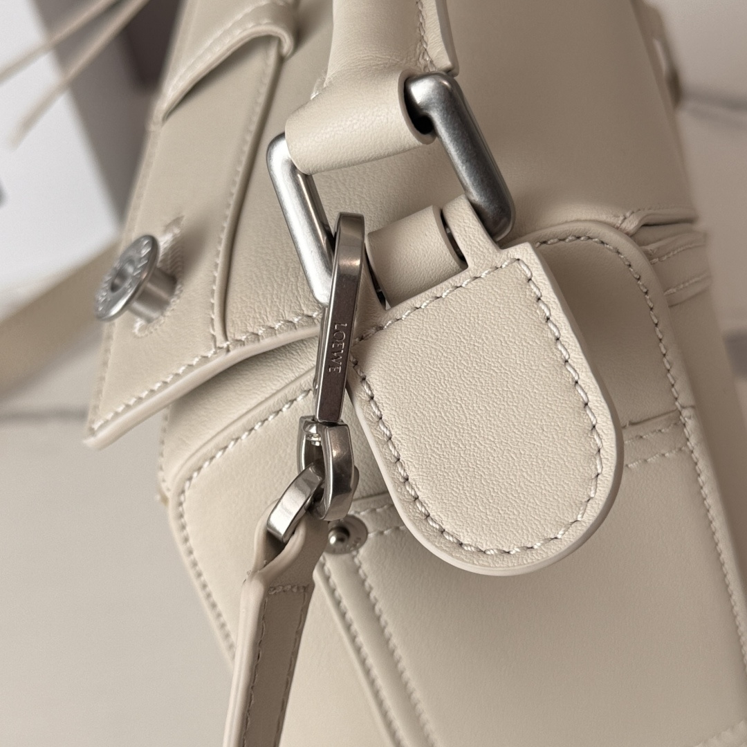 罗家🌟新款 🆕小号亮面牛皮革Panta Puzzle 手袋Puzzle 以别具一格的几何线条勾勒长方体造