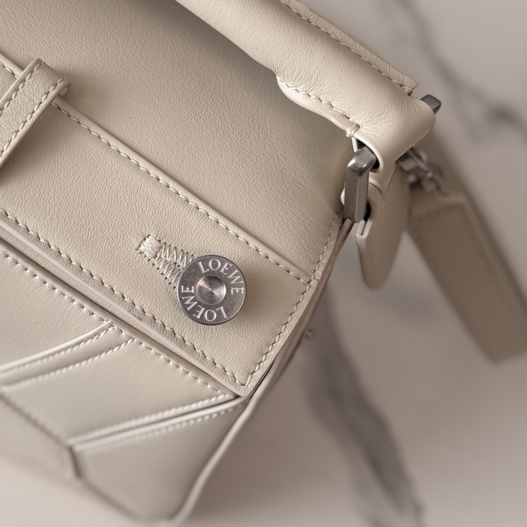 罗家🌟新款 🆕小号亮面牛皮革Panta Puzzle 手袋Puzzle 以别具一格的几何线条勾勒长方体造