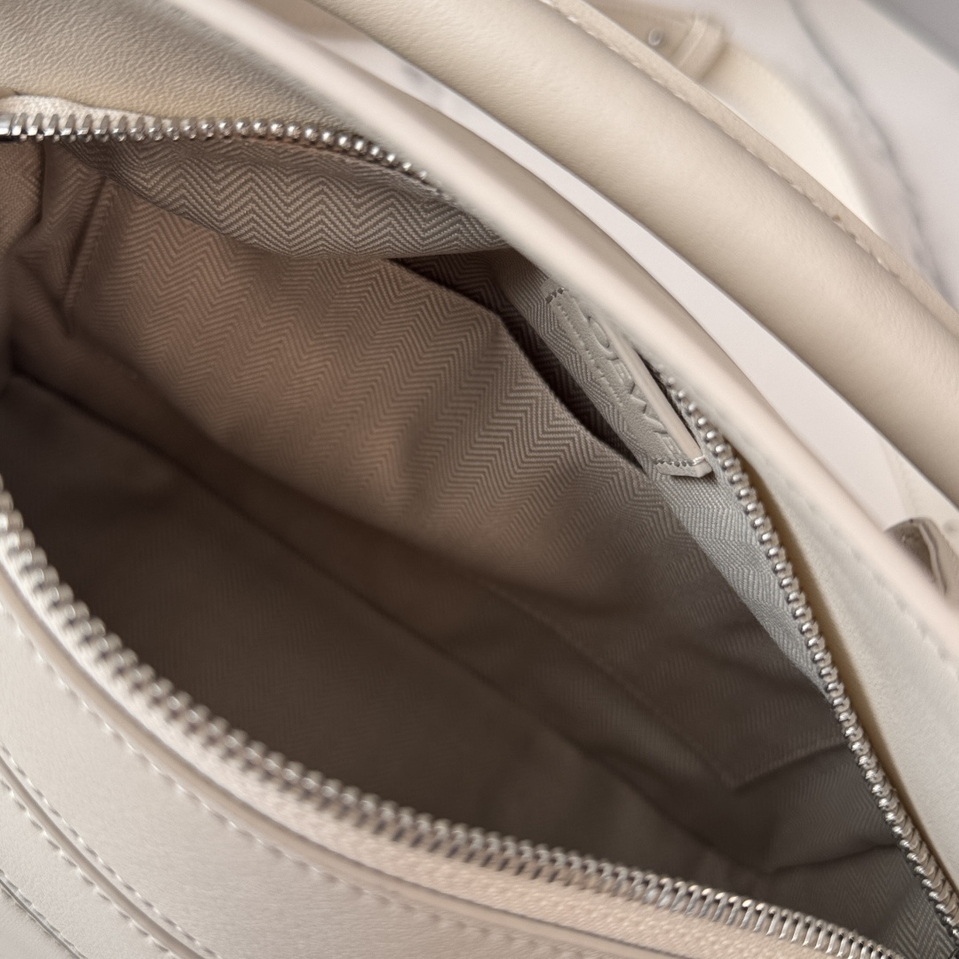 罗家🌟新款 🆕小号亮面牛皮革Panta Puzzle 手袋Puzzle 以别具一格的几何线条勾勒长方体造