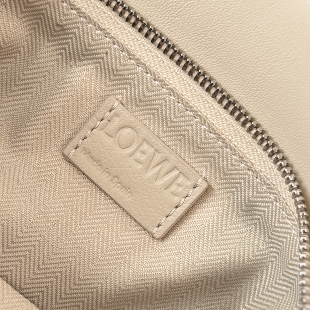 罗家🌟新款 🆕小号亮面牛皮革Panta Puzzle 手袋Puzzle 以别具一格的几何线条勾勒长方体造