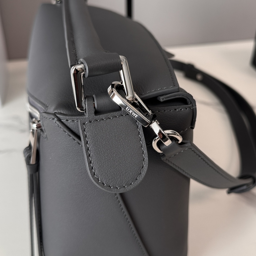 L⊚℮w℮🌟新版本🆕 小号柔软牛皮革Puzzle Edge手袋𝑳家🆕推出的首次亮相手提包*长方体形状和精