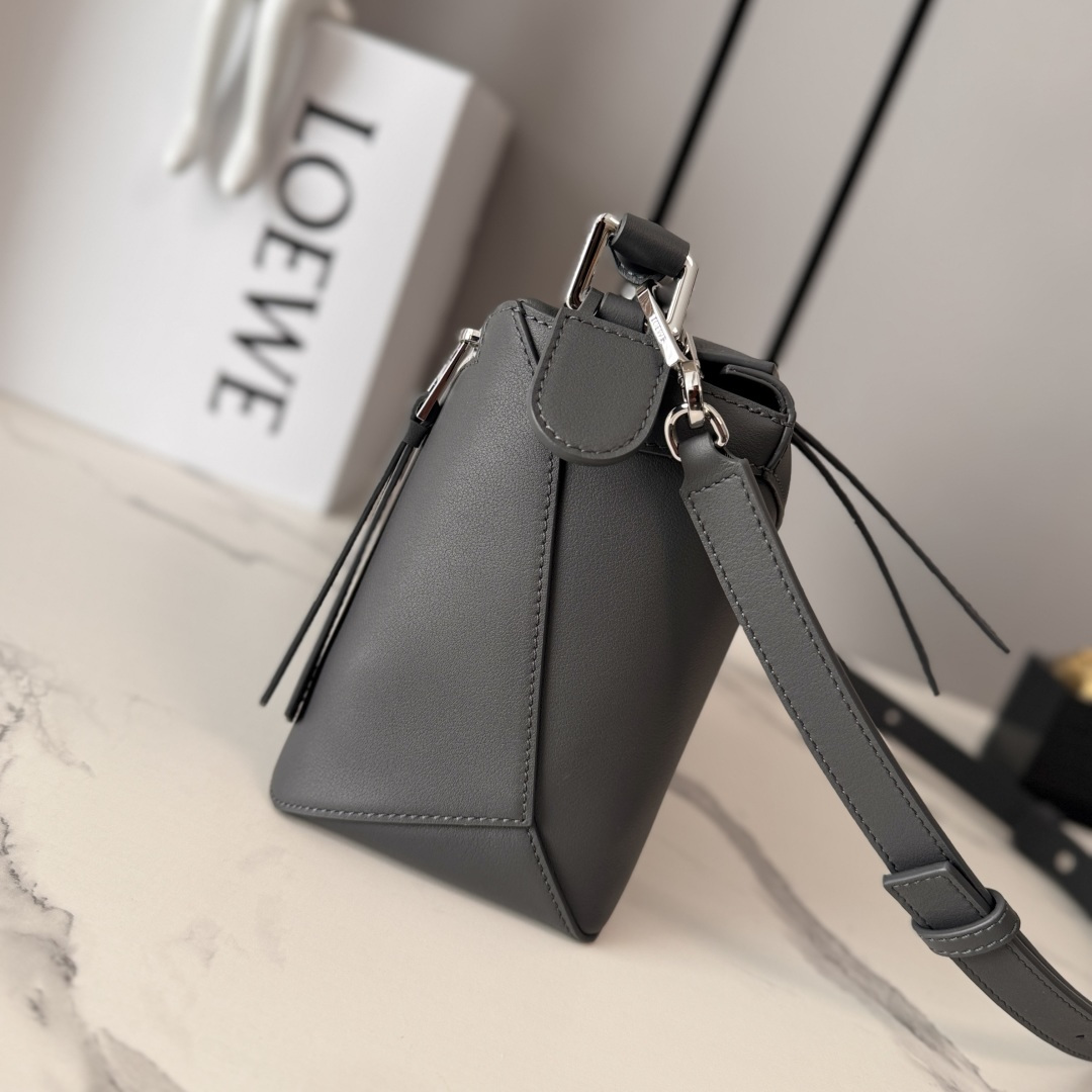 L⊚℮w℮🌟新版本🆕 小号柔软牛皮革Puzzle Edge手袋𝑳家🆕推出的首次亮相手提包*长方体形状和精