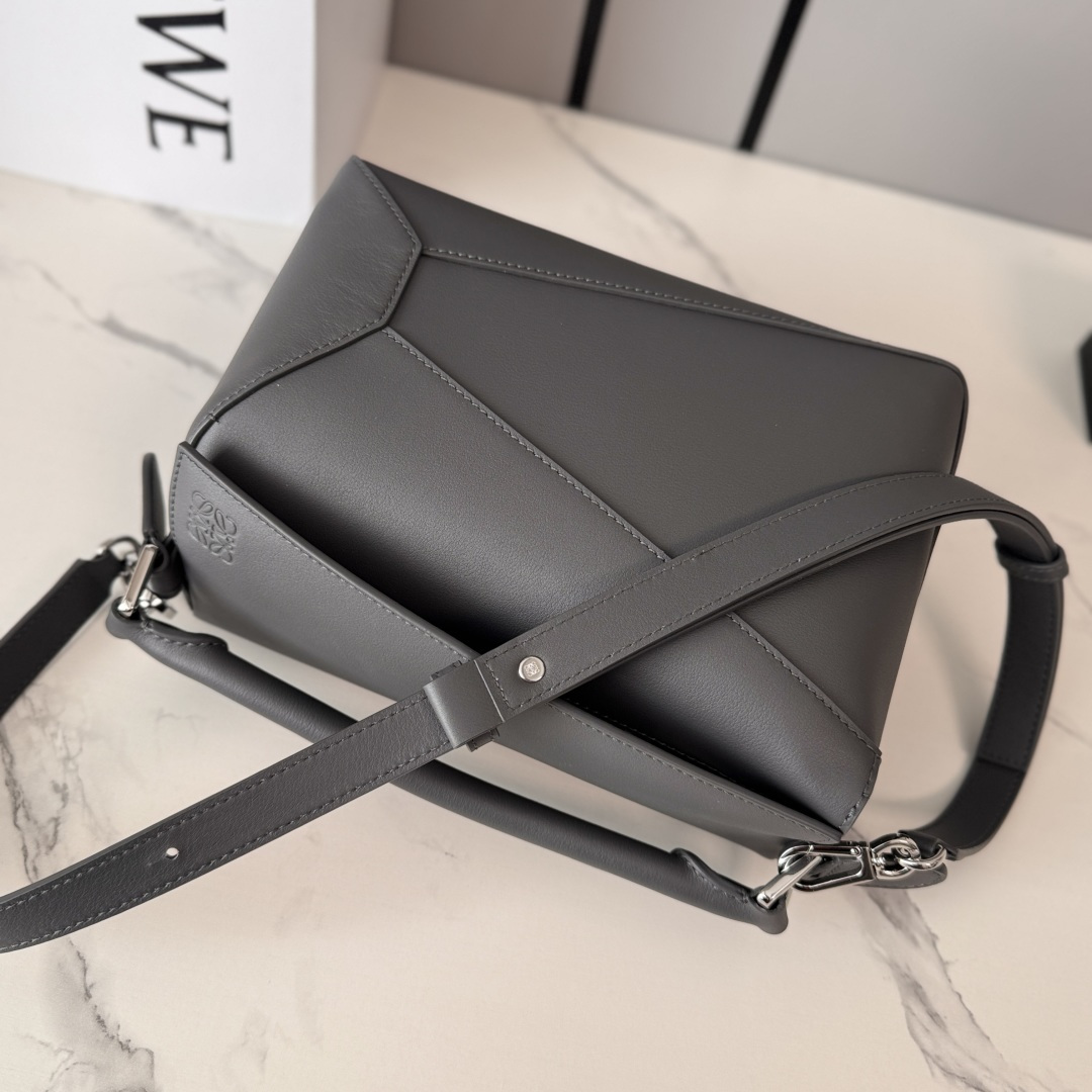 L⊚℮w℮🌟新版本🆕 小号柔软牛皮革Puzzle Edge手袋𝑳家🆕推出的首次亮相手提包*长方体形状和精