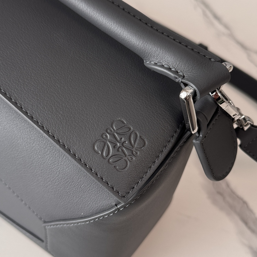 L⊚℮w℮🌟新版本🆕 小号柔软牛皮革Puzzle Edge手袋𝑳家🆕推出的首次亮相手提包*长方体形状和精