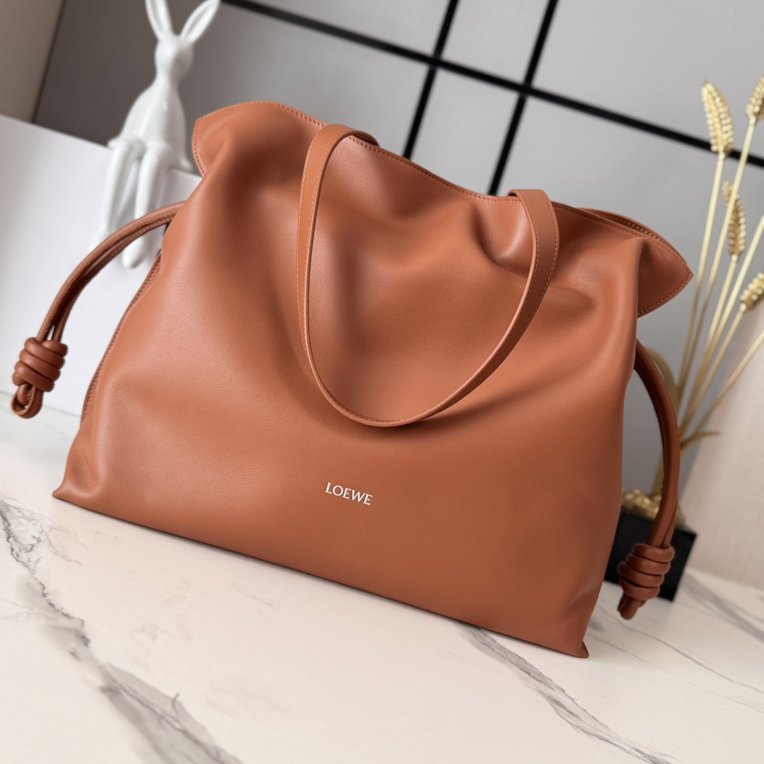 NO:659130,Lw's new large Nappa cow leather Flamenco lucky bag is fastened with a drawstring and tied with the signature coiled knot. This large version is made of Nappa cow leather. The large Flamenco can hold, for example, a large wallet, all sizes of mobile phones, a laptop * 1 liter capacity water bottle and sunglasses case * shoulder bag * cross-body * concealed magnetic closure an internal zipper pocket * herringbone cotton lining * Lw tanf  Model 062351 Large Size: 38*29*14cm, new style large lucky bag Flamenco, wallets, cowhide19860909Lw 新款大号纳帕牛皮革Flamenco 福袋采用拉绳收紧 并打上标志性的盘绕结 此大号版本采用纳帕牛皮革制成,大号Flamenco可以容纳例如一只大号钱包,所有尺寸的手机 一台笔记本电脑*1升的容量的水瓶 和太阳镜盒*肩背 斜挎*隐蔽磁扣开合 一个内部拉链袋 *人字纹棉布衬里*Lw tanf 型号062351大号 Size:38*29*14cm,新款 大号 福袋Flamenco,wallets,cowhide,Bag