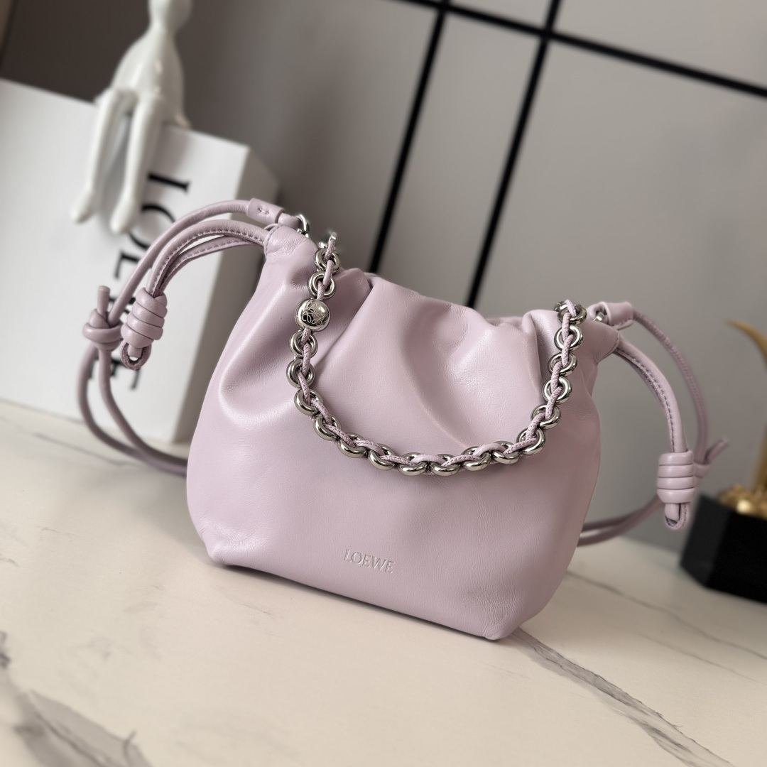 NO:659135,LOw Mini Soft Nappa Lamb Leather Flamenco Purse Lucky Bag features a pleated design and key details such as the signature knot on the side. Fashionable and versatile, it can be carried as a clutch, worn on the shoulder with a donut chain, or worn cross-body with a leather strap. This version is made of soft nappa sheep leather. Can be worn on the shoulder, crossbody or by hand*Removable and adjustable leather shoulder strap*Removable donut chain charm*Anagram Engraved pebble pattern * Low-key magnetic buckle closure * Suede lining hot stamping or silver * (matching metal chain and extended leather shoulder strap) Model 412342 Size23*17*5.5CM (with full package), new style      Metal chain Sheepskin (snake skin) lucky bag, handbag, sheepskin, snakeskin19860909LOw迷你柔软纳帕羊皮革 Flamenco Purse 福袋 采用褶皱设计,侧面搭配标志性绳结等关键细节.款式时尚百搭,可作为手拿包携带,亦可搭配甜甜圈链条肩背,或搭配皮革肩带斜挎.此版本采用柔软纳帕羊皮革制成.可肩背、斜挎或手提*可拆卸可调节皮革肩带*可拆卸甜甜圈链条饰*Anagram 镌刻卵石纹*低调的磁扣开合*绒面革衬里烫金或烫银*(配套金屬鏈條加长皮肩帶） 型号412342 Size23*17*5.5CM（配全套包装）,新款     金屬鏈條 羊皮（蛇皮）福袋,handbag,sheepskin,sna,Bag