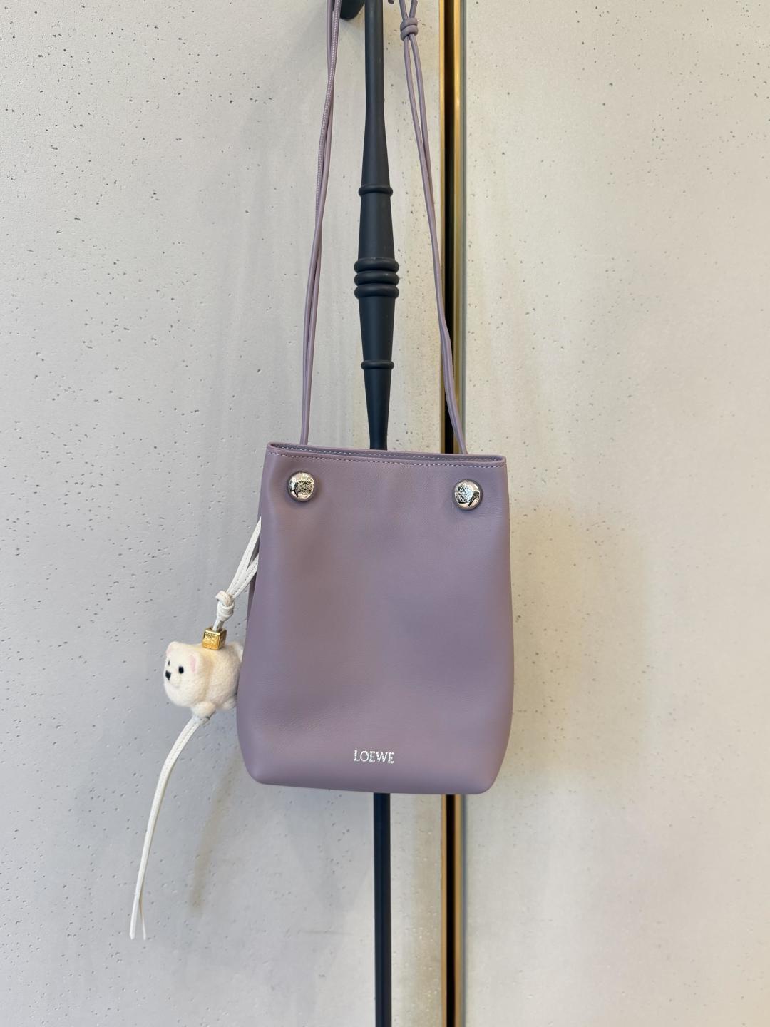 NO:659144,This taro purple touch directly hits my heart. ebble ouch, this taro purple color is too gentle. It is small and can be carried very easily. It looks good when worn cross-body or in the hand. It is perfect for wearing with a coat in autumn and winter!  , new Pebble Hobo handbags, jackets & coats19860909这抹香芋紫直接戳中我心巴 ebble ouch这个香芋紫也太温柔了吧 小小一只超能装,斜挎/手拎都好看 秋冬搭大衣 外套绝了！,新款Pebble Hobo手袋,jackets & coats,Bag