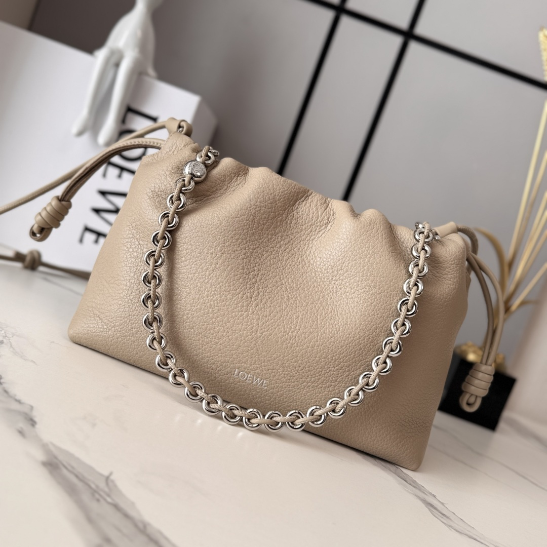 NO:659127,LOw Medium Grained Calfskin Flamenco Purse Clutch Made of fine grained calfskin with key details such as the signature knot on the side. Stylish and versatile, it can be carried as a clutch, worn over the shoulder with a donut chain, or worn cross-body with a leather strap. This version is made of soft grained calfskin. Can be worn on the shoulder, crossbody or by hand*Removable and adjustable leather strap*Removable donut chain charm*Anagram Engraved pebble pattern * Low-key magnetic buckle closure * Suede lining hot stamping or silver * (matching metal chain and extended leather shoulder strap) Model 012403 Size30*10.5*20CM (with full package), new style      Metal chain Sheepskin (snake skin) lucky bag, handbag, cowhide, sheepskin, snakeskin19860909LOw中号粒面牛皮革Flamenco Purse 手拿包 采用精细粒面牛皮革制成,侧面搭配标志性绳结等关键细节.款式时尚百搭,可作为手拿包携带,亦可搭配甜甜圈链条肩背,或搭配皮革肩带斜挎.此版本采用柔软粒面牛皮革制成.可肩背、斜挎或手提*可拆卸可调节皮革肩带*可拆卸甜甜圈链条饰*Anagram 镌刻卵石纹*低调的磁扣开合*绒面革衬里烫金或烫银*(配套金屬鏈條加长皮肩帶） 型号012403 Size30*10.5*20CM（配全套包装）,新款     金屬鏈條 羊皮（蛇皮）福袋,handbag,cowhide,sheepskin,sna,Bag