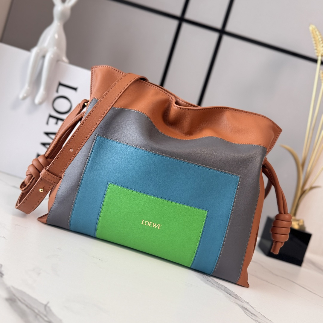 NO:659157,Lw New version Flamenco lucky bag is made of soft material with a languid style. The drawstring design is decorated with historical knots. This medium version is made of nappa cow leather. The square intarsia pattern is inspired by Josef Albers’ Homage to the Square series. This bag is LOE**WE×Josef and Anni  Albers series works. Shoulder or hand carry * Cross body * or hand carry * Detachable and adjustable shoulder strap * Magnetic buckle closure * Suede lining * LOE * WE hot stamping or hot silver size: 30 * 24.5 * 10.5cm model 262587 (with full set of packaging), Flamenco lucky bag (medium size), loewe, cowhide19860909Lw 新版本 Flamenco 福袋以柔软材质制造就慵懒风格,拉绳设计饰有历史悠久绳结.此中号版本采用纳帕牛皮革制成此版本采用纳帕牛皮革制成,方形嵌花图案的灵感源自Josef Albers的Homage to the Square系列.这款手袋为LOE**WE×Josef and Anni Albers系列作品.肩背或手提*斜挎*或手提*拆卸调节肩带*磁扣开合*绒面革衬里*LOE*WE烫金或烫银 size:30*24.5*10.5cm 型号262587（配全套包装）,Flamenco福袋（中号）,loewe,cowhide,Bag