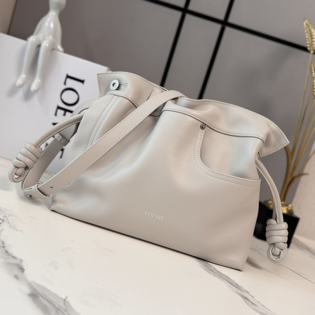 NO:670698,Lw new medium glossy cowhide leather Panta Flamenco clutch. Made of soft material for a languid style, the drawstring design is decorated with historic knots. This medium version is made of glossy cowhide. This version is made of nappa cowhide. Shoulder or hand carry *Crossbody* or hand carry*Removable and adjustable shoulder strap*Magnetic buckle closure*Herringbone cotton canvas lining *LOE*WE hot stamping or hot silver  size:30*24.5*10.5cm model 012539 (with full set of packaging), Flamenco lucky bag (medium size), loewe, handbag, cowhide19860909Lw 新款中号亮面牛皮革 Panta Flamenco 手拿包 以柔软材质制造就慵懒风格,拉绳设计饰有历史悠久绳结.此中号版本采用亮面牛皮革制成此版本采用纳帕牛皮革制成.肩背或手提*斜挎*或手提*拆卸调节肩带*磁扣开合*人字纹棉质帆布衬里 *LOE*WE烫金或烫银 size:30*24.5*10.5cm 型号012539（配全套包装）,Flamenco福袋（中号）,loewe,handbag,cowhide,Bag