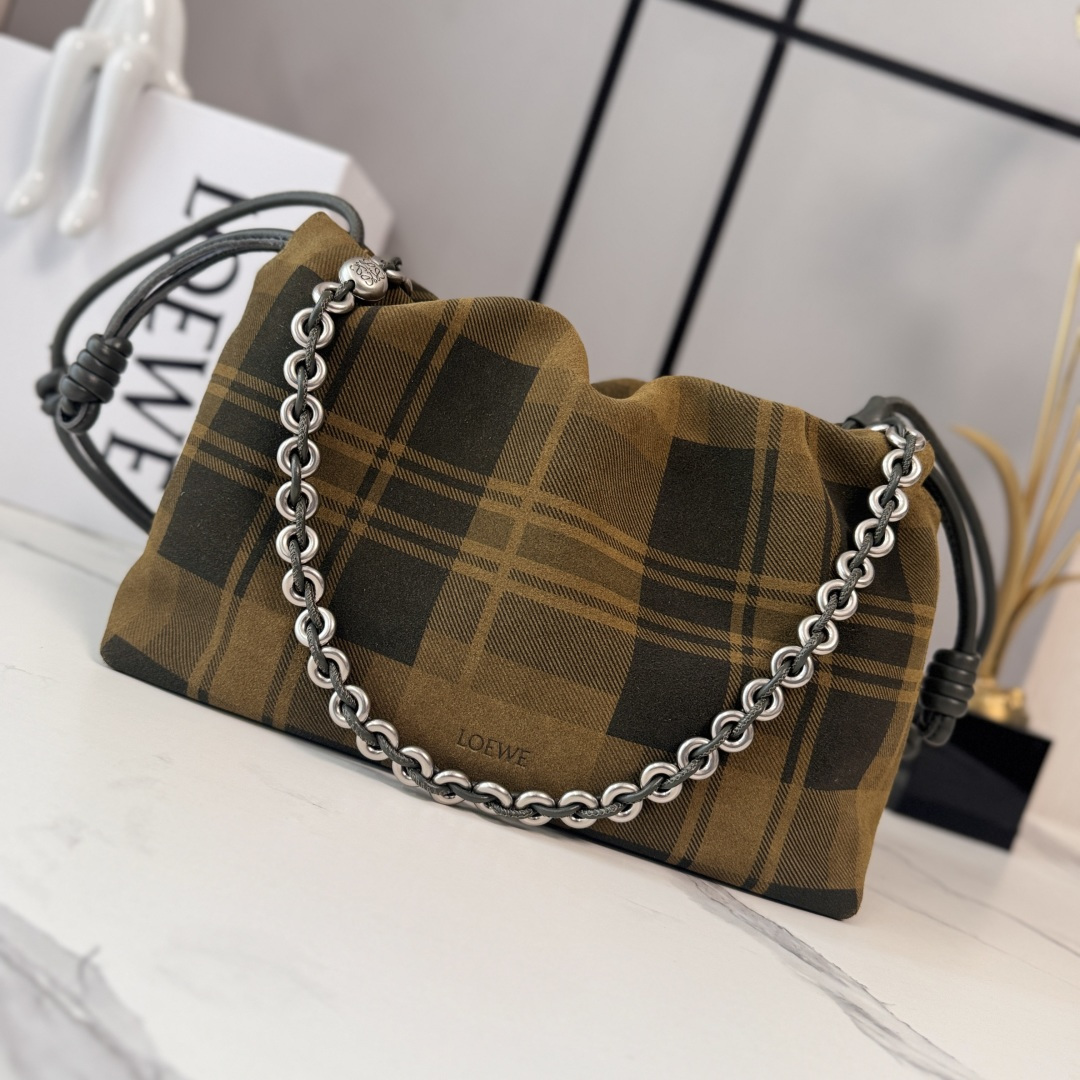 NO:670732,LOw Medium Flamenco Purse Clutch in checked suede Lightweight and soft Featuring a pleated shape with historic knotted drawstring and donut chain This medium version is crafted from printed check suede and features vintage-finish hardware. Detachable donut chain with *Anagram pebble Can be worn on the shoulder, cross-body or by hand* Detachable and adjustable leather shoulder strap Discreet magnetic closure* Nappa sheepskin leather lining Laser-printed logo signature. Model 012403 Size30*10.5*20CM (with full set of packaging), new style      metal chain, sheepskin (snake skin) lucky bag, handbag, sheepskin, snakeskin19860909LOw中号格纹绒面革 Flamenco Purse 手拿包 轻盈柔软 采用褶皱造型,饰有历史悠久绳结抽绳和甜甜圈链条此中号版本采用印花格纹绒面革制成,并配有复古饰面金属配件.可拆卸甜甜圈链条饰*Anagram pebble 可肩背、斜挎或手提*可拆卸可调节皮革肩带 低调的磁扣开合*纳帕羊皮革衬里 激光印花logo标志. 型号012403 Size30*10.5*20CM（配全套包装）,新款     金屬鏈條 羊皮（蛇皮）福袋,handbag,sheepskin,sna,Bag