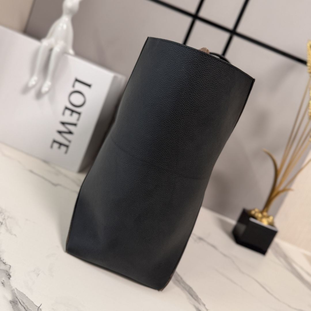 L⊚℮w℮新款🆕大号 柔软粒面 牛皮革横版 Puzzle Fold 手袋 采用轻盈的几何结构设计 ，能够