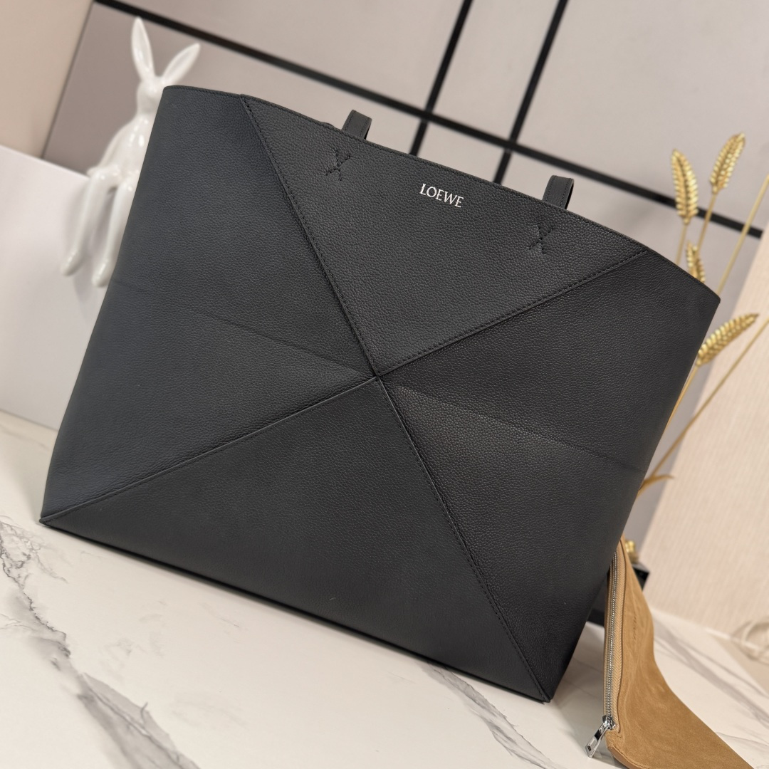 NO:670705,Lw's new large soft grained cow leather horizontal version Puzzle Fold handbag adopts a lightweight geometric structure design and can be folded completely flat, making it a good travel companion. This large version is made of the newly launched soft grained cow leather. It can be carried on the shoulder or in the hand and has a detachable suede zipper inner bag. Suede lining Lw hot stamping. size: 37*14.5*33CM Model No. 052565, Folding bag Puzzle Fold  Tote, cowhide19860909Lw新款大号 柔软粒面 牛皮革横版 Puzzle Fold 手袋 采用轻盈的几何结构设计 ,能够完全扁平折叠 是旅行良伴.此大号版本采用全新推出的柔软粒面牛皮革制成 肩背或手提*拆卸绒面革拉链内袋 绒面革衬里Lw烫金. size:37*14.5*33CＭ 型号052565,折叠包Puzzle Fold Tote,cowhide,Bag