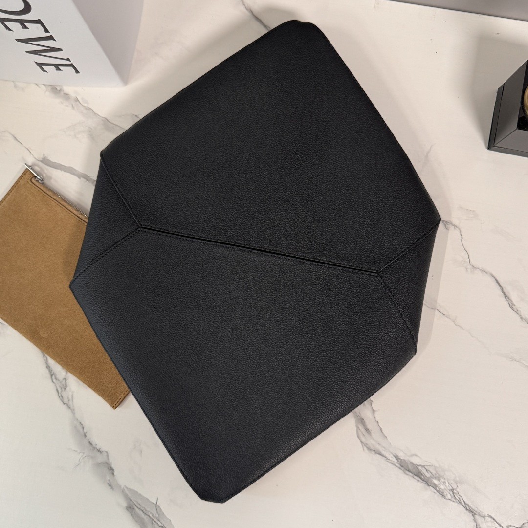 L⊚℮w℮新款🆕大号 柔软粒面 牛皮革横版 Puzzle Fold 手袋 采用轻盈的几何结构设计 ，能够