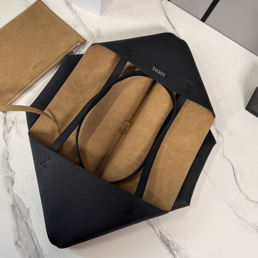 L⊚℮w℮新款🆕大号 柔软粒面 牛皮革横版 Puzzle Fold 手袋 采用轻盈的几何结构设计 ，能够