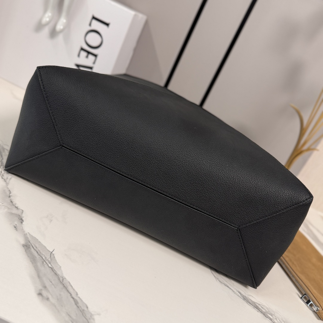 L⊚℮w℮新款🆕大号 柔软粒面 牛皮革横版 Puzzle Fold 手袋 采用轻盈的几何结构设计 ，能够