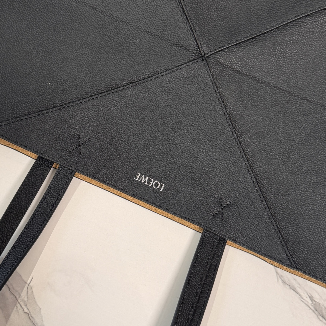 L⊚℮w℮新款🆕大号 柔软粒面 牛皮革横版 Puzzle Fold 手袋 采用轻盈的几何结构设计 ，能够