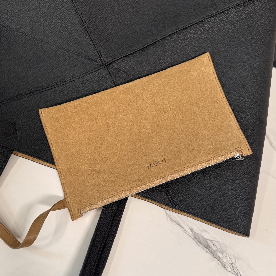 L⊚℮w℮新款🆕大号 柔软粒面 牛皮革横版 Puzzle Fold 手袋 采用轻盈的几何结构设计 ，能够