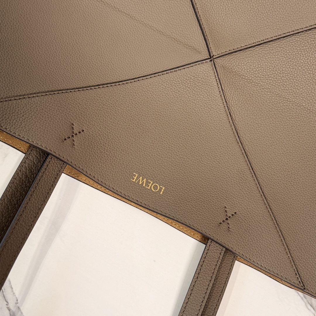 L⊚℮w℮新款🆕大号 柔软粒面 牛皮革横版 Puzzle Fold 手袋 采用轻盈的几何结构设计 ，能够