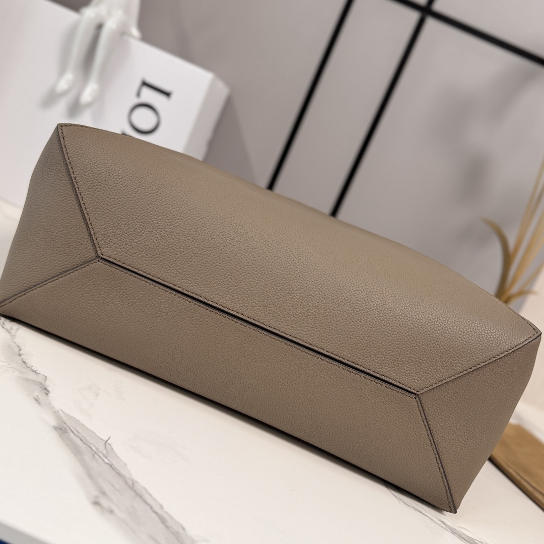 L⊚℮w℮新款🆕大号 柔软粒面 牛皮革横版 Puzzle Fold 手袋 采用轻盈的几何结构设计 ，能够