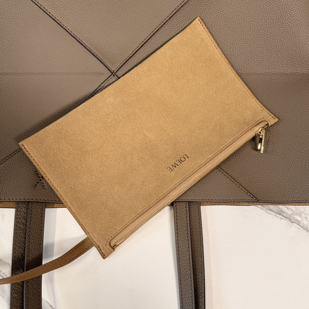 L⊚℮w℮新款🆕大号 柔软粒面 牛皮革横版 Puzzle Fold 手袋 采用轻盈的几何结构设计 ，能够